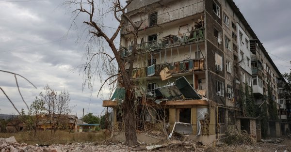 Огонь в нефтеперерабатывающем заводе недалеко от Санкт -Петербурга после атаки с беспилотником