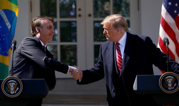 Трамп дистанцировался от Болсонару после «плодотворного» разговора с трубкой