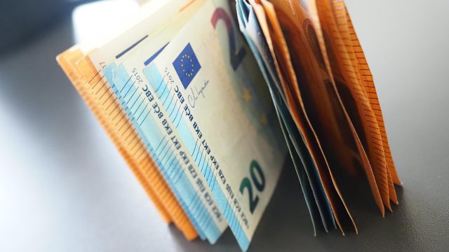 Менеджеры договорились, что минимальная зарплата в 2026 году составит 620 евро.