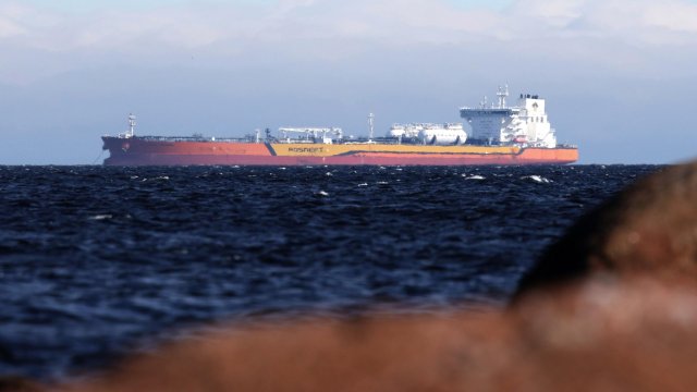 Попавшие под санкции российские танкеры продолжают сливать нефть в европейские моря