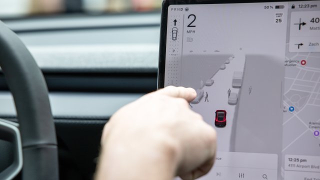 Власти США начали новое расследование Tesla по поводу нарушения правил дорожного движения