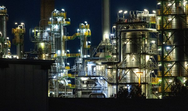 Нефть подскочила после санкций США против Лукойла и Роснефти