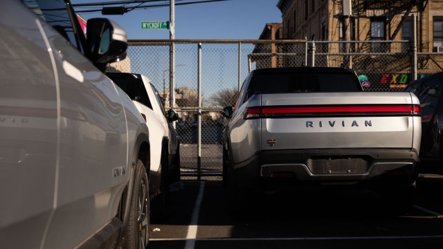 Rivian сокращает почти 600 рабочих мест, поскольку рынок электромобилей остывает