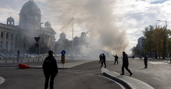 Стрельба и пожар перед зданием парламента в Белграде
