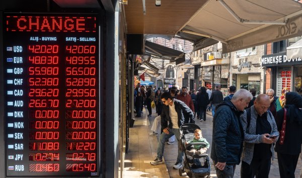 Турецкая лира продолжает слабеть в ожидании решения по процентной ставке