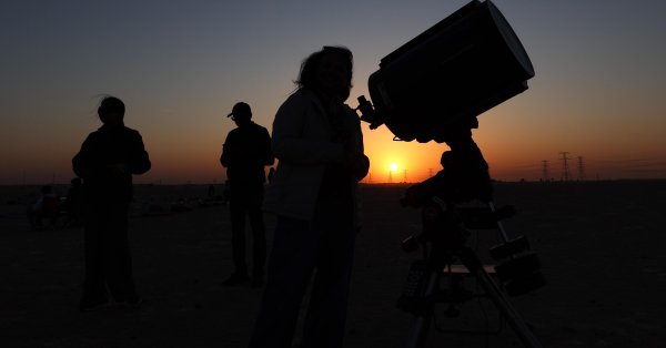 Почему Луна Сатурна надеется обнаружить инопланетян на заднем дворе Земли?