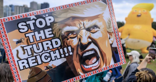 Демонстранты против Трампа собираются в США и крупных городах Европы