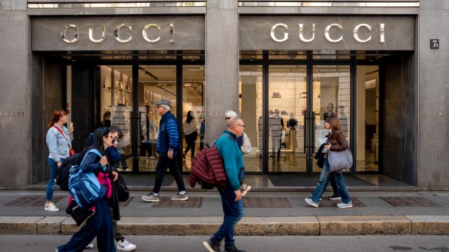 Владелец Gucci удивил более слабым, чем ожидалось, падением продаж