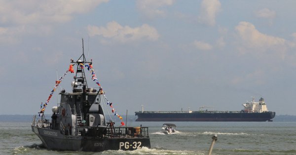 Военный корабль США прибыл к Венесуэле на фоне напряженности