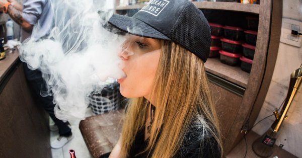 Более 15 миллионов детей в возрасте до 15 лет курят и плачут