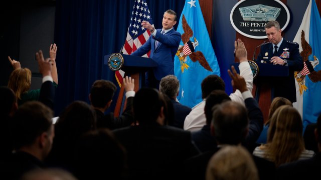 Десятки журналистов вернули пропуска Пентагона в знак протеста против новых правил