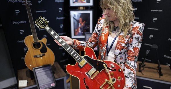 Гитара Oasis продана на аукционе за 385 000 долларов