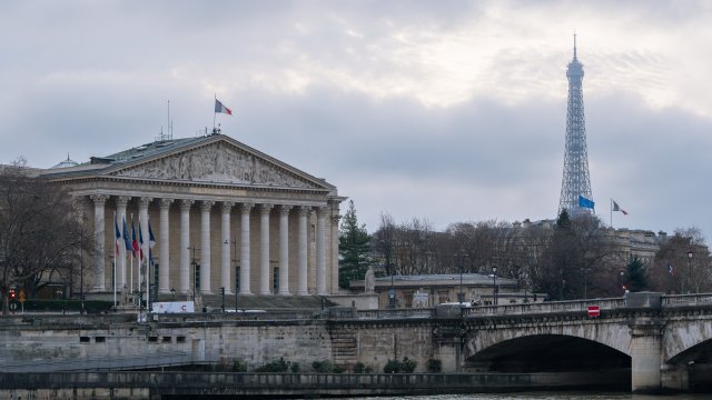 Франция решила снизить корпоративный налог меньше, чем планировалось, из-за противодействия