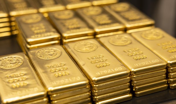 Золото и серебро падают после масштабной распродажи, поскольку ралли замедлилось