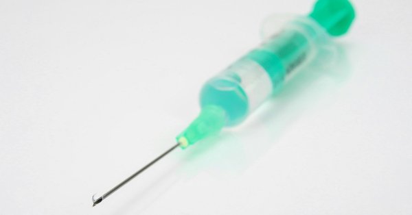 Шесть месяцев тюрьмы за грипп, введение в заблуждение прохожих, что он ударил их шприцем