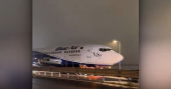 Огромный самолет на улицах Бухареста стал причиной заговоров в Румынии ВИДЕО