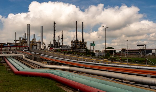 Нефть стабилизируется после падения на 4% на фоне признаков глобального перенасыщения