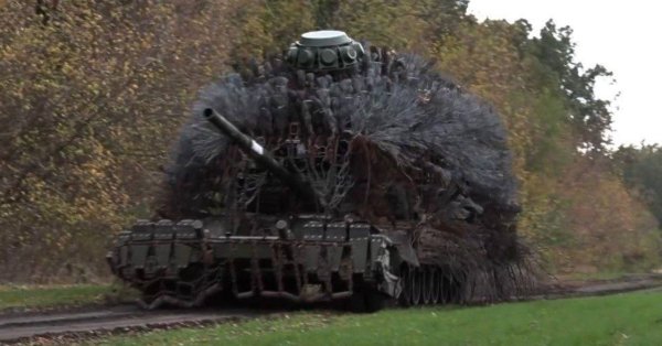 Российские танки напоминали «ежей» в попытке дать отпор украинским беспилотникам ВИДЕО