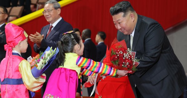 В Северной Корее некоторые носят норковые шубы и Chanel, а другие замерзают насмерть.