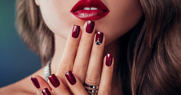 90-е также возвращаются в маникюре – классический красный, французский типс и многое другое.