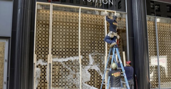 Трое мужчин в масках ограбили роскошный магазин Louis Vuitton в Риме