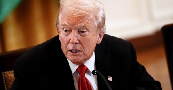 Трамп: Люди, которые выступают против тарифов, — дураки!