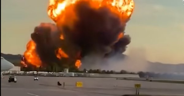 В США самолет взлетел с пламенем на крыле, разбился и стал причиной пожара ВИДЕО