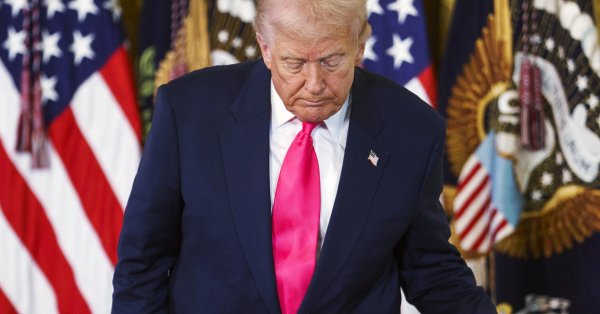 Швейцарцы привезли Трампу дорогие подарки: Rolex и золотой слиток с гравировкой