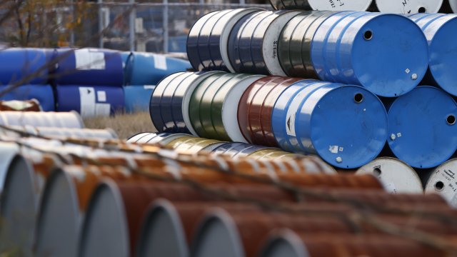 Нефть дорожает, запасы в США растут*