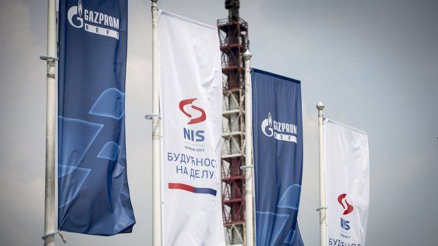 «Газпром нефть» готова продать попавший под санкции сербский НПЗ NIS