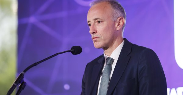 Вылчев задается вопросом: как ограничить социальные сети и вне школы?