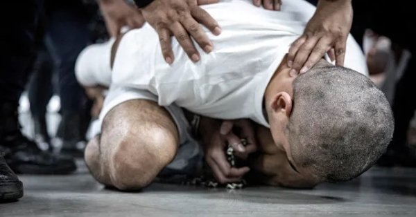 Один из ошибочно освобожденных британских пленных сдался