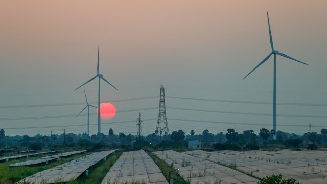 Увеличивают ли ветряные турбины и солнечные панели стоимость электроэнергии?
