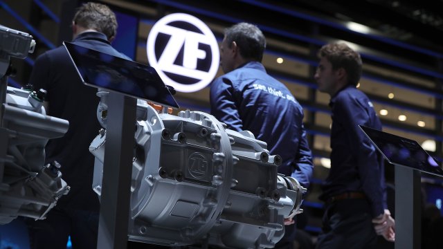 Крупный немецкий поставщик автозапчастей замедляет производство из-за нехватки чипов