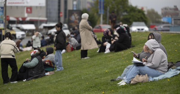 Сильное землетрясение потрясло западную Турцию