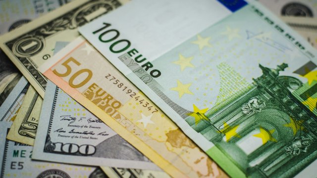 Рынки колеблются, технологии слабеют, а влияние евро усиливается