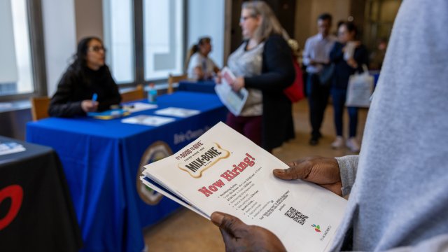 Число новых заявок на пособие по безработице в США неожиданно сократилось