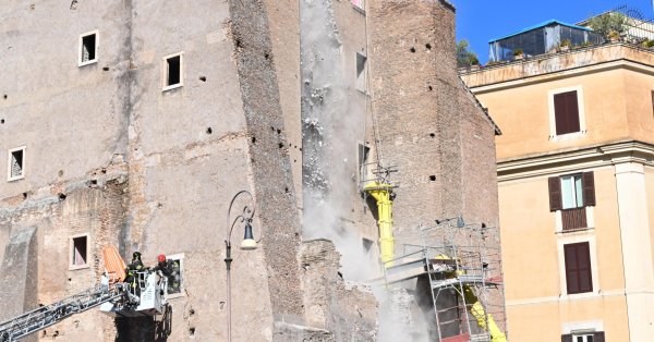 В центре Рима обрушилась средневековая башня, пострадали трое ВИДЕО