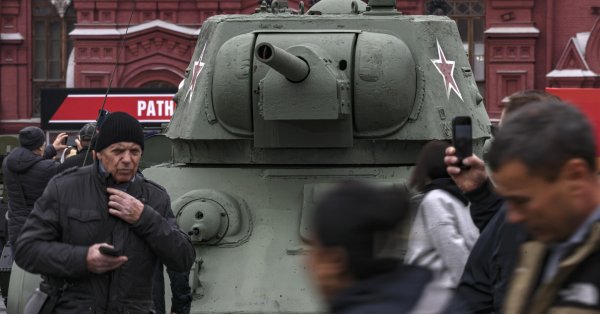 Россия производит 400 танков в год, но не может избежать войны с дронами