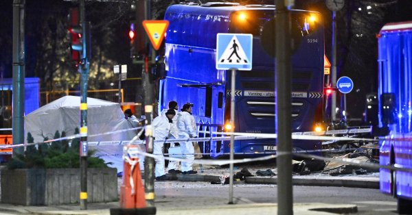 Автобус врезался в пешеходов в Стокгольме, есть погибшие