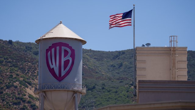 Paramount, Comcast и Netflix подали заявки на приобретение Warner Bros.