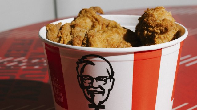 У KFC проблема: молодежь любит куриные наггетсы без костей