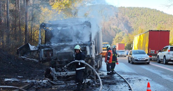 В Проходе Републике загорелся грузовик, пламя охватило лес ФОТО