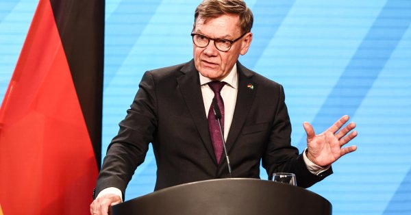 Повреждение правительственного самолета сорвало поездку министра иностранных дел Германии