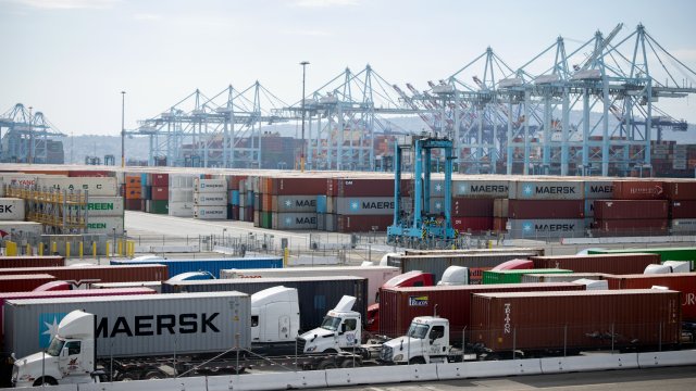 Торговый дефицит США сократился в августе на фоне ослабления импорта