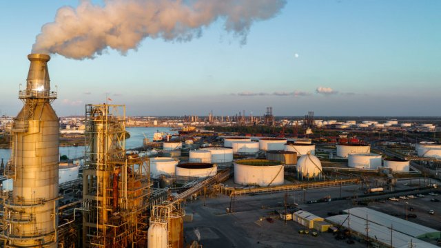 Потребители чувствуют затруднения на заправочных станциях, поскольку Россия способствует буму нефтепереработки