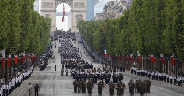 Франция возвращает добровольные казармы из-за российской угрозы