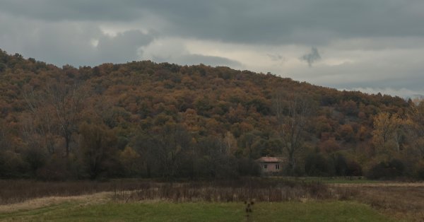 Погода остается пасмурной, и в четверг дождь в большинстве мест прекратится.