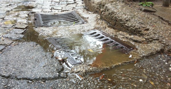 Бригады экстренных служб расчищают дорожные магистрали в Петриче от завалов