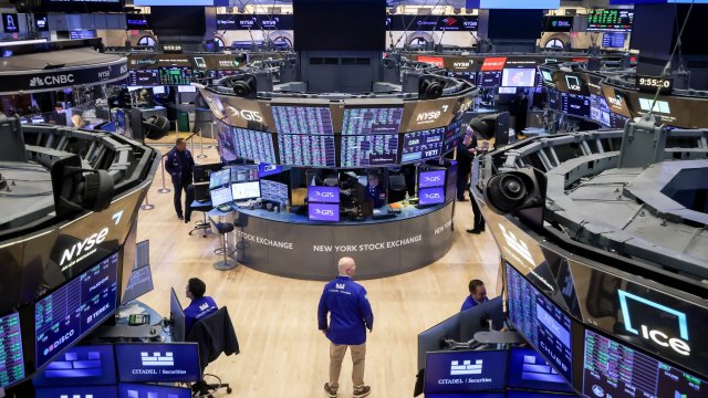 Nasdaq начал новый месяц ростом при поддержке Amazon и других лидеров в области искусственного интеллекта.